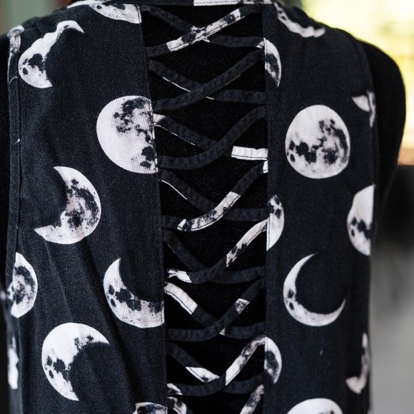 Hottopic Moon Tank - Picture 4 of 5